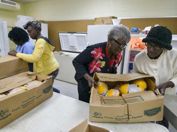 W 120915 FOOD BANK 01