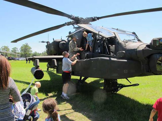 Grayson-Reed-4-with-dad-Spc.-Jerry-Reed-and-Apache-pilot-CW3-Mylon-Gladen