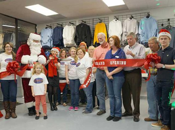 Santa Angela Spauliding owner Mayor Harold Fowler Gene Brogdon Sheila Dony Billy Albritton and staff 1