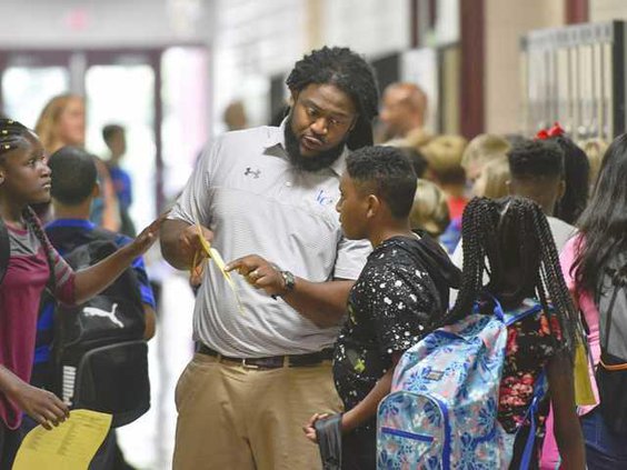 W 080117 SCHOOL FIRST DAY 01