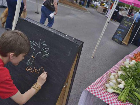 W 040415 FARMERS MARKET 01