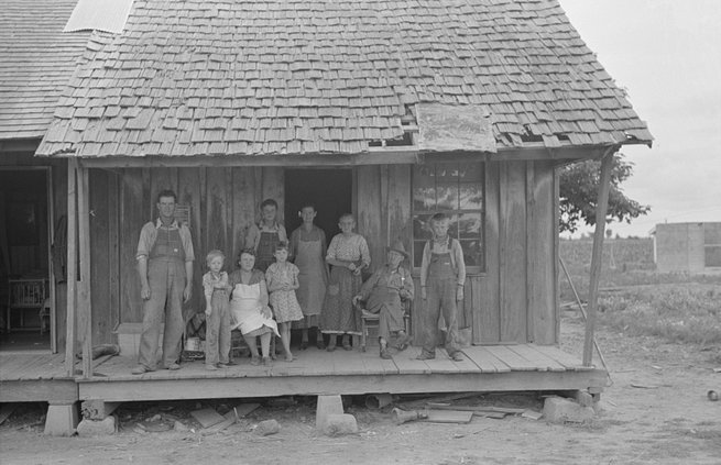 Sharecropper-family-on-front-porch-Southeast-Missouri-by-Photographer-Russell-Lee-1938.jpg