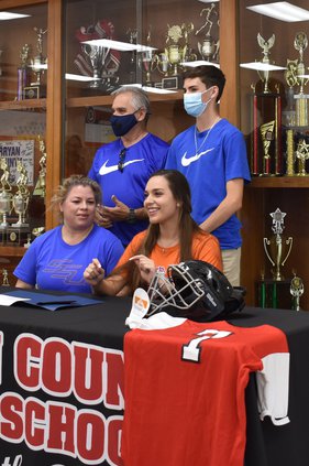 Daxne Carrera signing