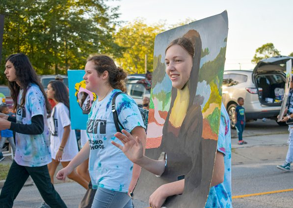 Dressed out as the Mona Lisa for the Statesboro High Arts Honors Society Living Museum, Hannah Weaver, 17, flashes a smile and a wave during the 2021 Kiwanis Ogeechee Fair Parade on Monday, Oct. 18.