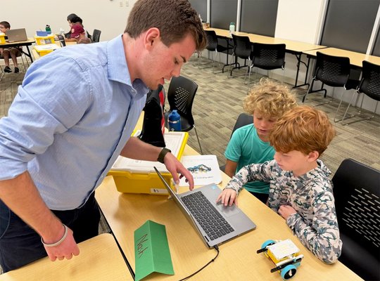 'Mini-engineers' explore the world of robotics building
