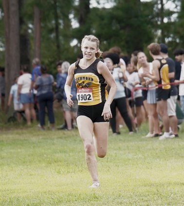 Adeline Althen right behind her teammates at 21:22.42