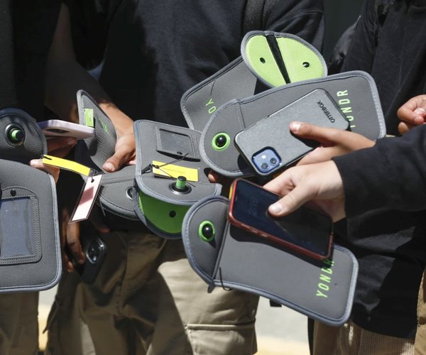 students with cellphones