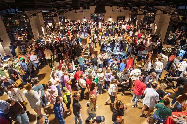 Lantern Light’ concludes Main Street Farmers Market’s 2025 season with huge holiday crowd