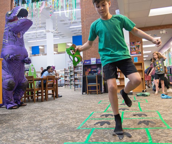 060126_DINOSAUR_OLYMPICS_01.jpg