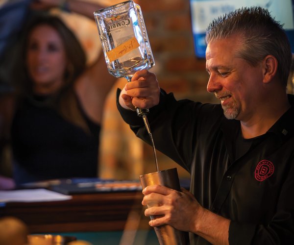 DB_DALE_BARTENDER_02.jpg