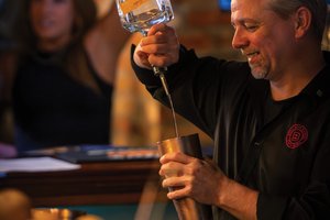 DB_DALE_BARTENDER_02.jpg